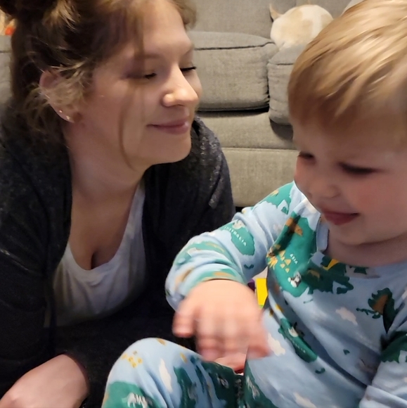 Meet your Posh Ambassador, April - Picture 2 of 6